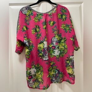 Women’s Large Skull and Roses Short Sleeve Shirt Grey Knit front Pink Shear Back